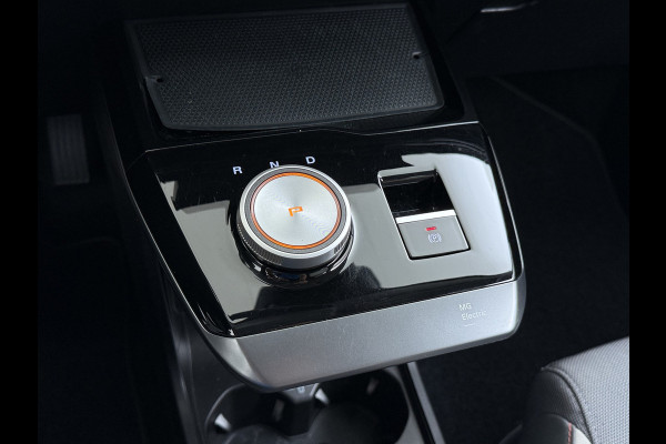 MG Mg4 electric Luxury Long Range 64kWh SOH 93% Warmtepomp Zwart Dak Trekhaak 360°Camera Navi Ecc Adap.Cruise Apple Carplay Android Auto Pdc Stoel+Stuurverwarming Privacy Glas Lmv Led DAB Isofix Dodehoek detector File assistent Rijstrooksensor 1e Eigenaar Origineel Nederlandse Auto