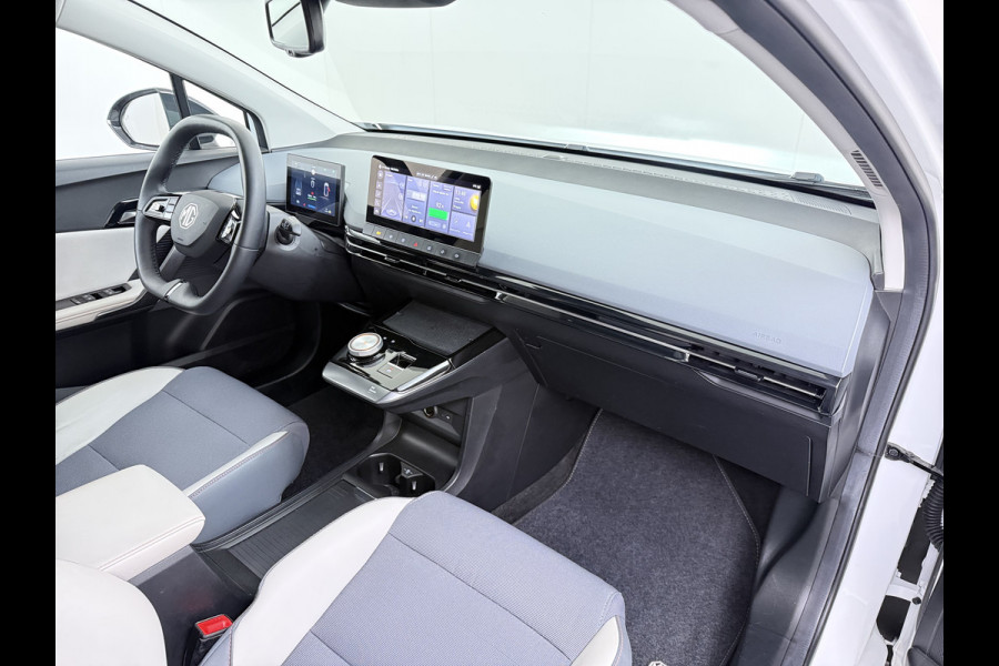 MG Mg4 electric Luxury Long Range 64kWh SOH 93% Warmtepomp Zwart Dak Trekhaak 360°Camera Navi Ecc Adap.Cruise Apple Carplay Android Auto Pdc Stoel+Stuurverwarming Privacy Glas Lmv Led DAB Isofix Dodehoek detector File assistent Rijstrooksensor 1e Eigenaar Origineel Nederlandse Auto