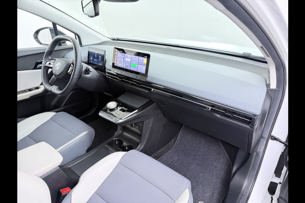 MG Mg4 electric Luxury Long Range 64kWh SOH 93% Warmtepomp Zwart Dak Trekhaak 360°Camera Navi Ecc Adap.Cruise Apple Carplay Android Auto Pdc Stoel+Stuurverwarming Privacy Glas Lmv Led DAB Isofix Dodehoek detector File assistent Rijstrooksensor 1e Eigenaar Origineel Nederlandse Auto