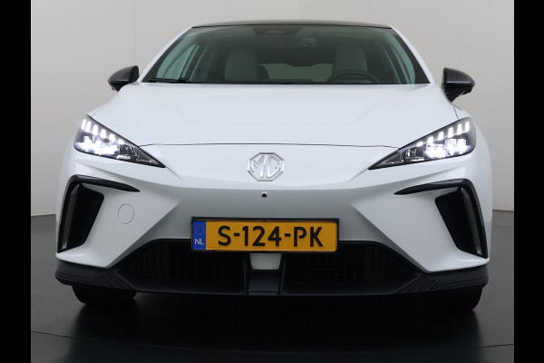 MG Mg4 electric Luxury Long Range 64kWh SOH 93% Warmtepomp Zwart Dak Trekhaak 360°Camera Navi Ecc Adap.Cruise Apple Carplay Android Auto Pdc Stoel+Stuurverwarming Privacy Glas Lmv Led DAB Isofix Dodehoek detector File assistent Rijstrooksensor 1e Eigenaar Origineel Nederlandse Auto