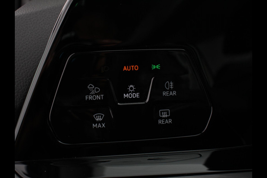 Volkswagen Golf 1.5 eTSI 150pk DSG Style Navigatie Apple Carplay/Android Auto Parkeersensoren Camera Park Assist Adaptive Cruise Control Blind Spot Assist Stoel- en stuurverwarming Ledverlichting Virtual Cockpit Lane Assist Climatronic