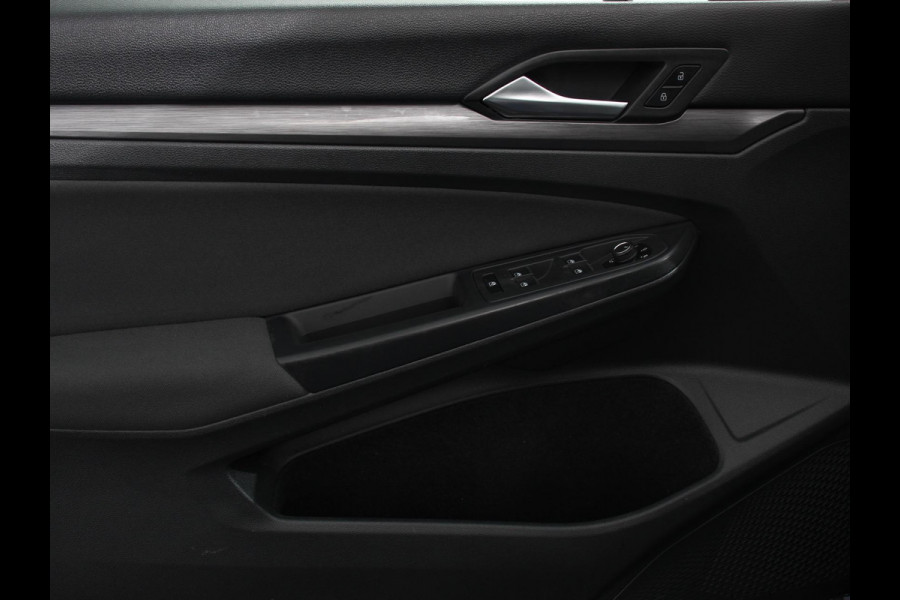 Volkswagen Golf 1.5 eTSI 150pk DSG Style Navigatie Apple Carplay/Android Auto Parkeersensoren Camera Park Assist Adaptive Cruise Control Blind Spot Assist Stoel- en stuurverwarming Ledverlichting Virtual Cockpit Lane Assist Climatronic