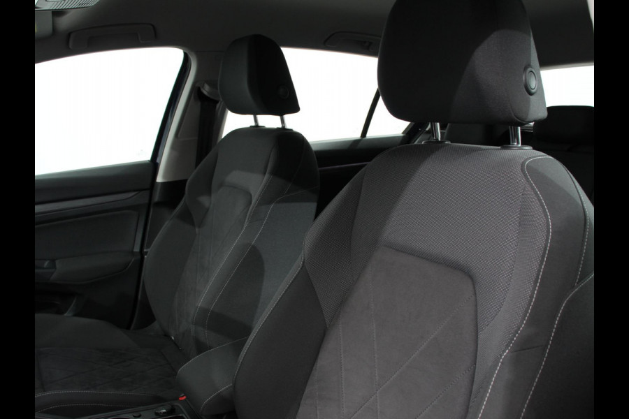 Volkswagen Golf 1.5 eTSI 150pk DSG Style Navigatie Apple Carplay/Android Auto Parkeersensoren Camera Park Assist Adaptive Cruise Control Blind Spot Assist Stoel- en stuurverwarming Ledverlichting Virtual Cockpit Lane Assist Climatronic