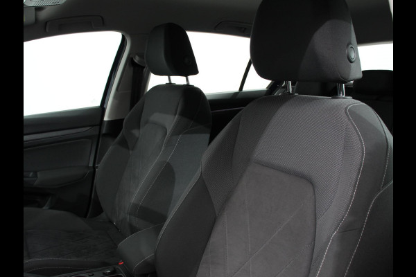 Volkswagen Golf 1.5 eTSI 150pk DSG Style Navigatie Apple Carplay/Android Auto Parkeersensoren Camera Park Assist Adaptive Cruise Control Blind Spot Assist Stoel- en stuurverwarming Ledverlichting Virtual Cockpit Lane Assist Climatronic