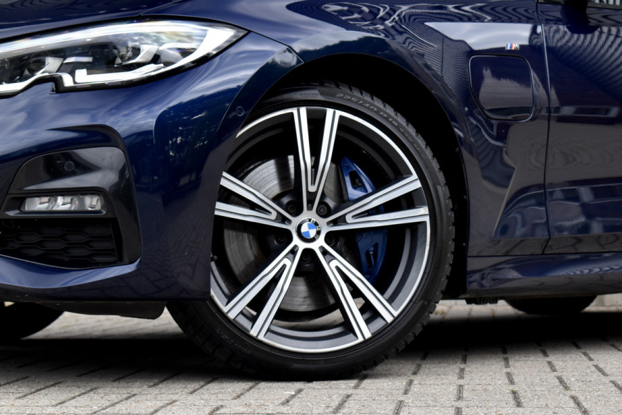 BMW 3 Serie 330e M Sport Individual | 19'' Wielen | Lederen Bekleding | CarPlay | Audio Media Pack | 1e Eigenaar |