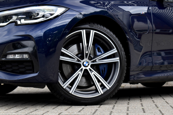 BMW 3 Serie 330e M Sport Individual | 19'' Wielen | Lederen Bekleding | CarPlay | Audio Media Pack | 1e Eigenaar |