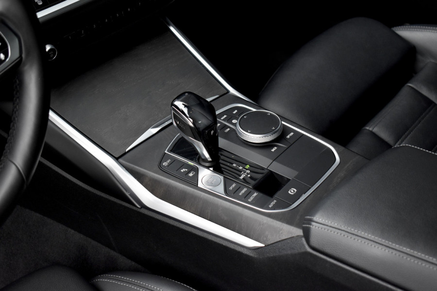 BMW 3 Serie 330e M Sport Individual | 19'' Wielen | Lederen Bekleding | CarPlay | Audio Media Pack | 1e Eigenaar |