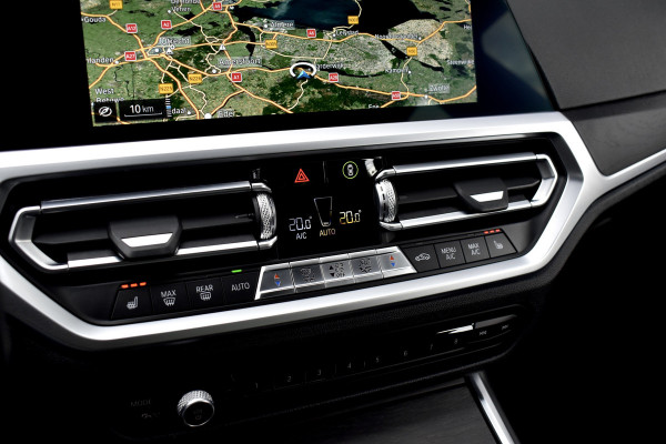 BMW 3 Serie 330e M Sport Individual | 19'' Wielen | Lederen Bekleding | CarPlay | Audio Media Pack | 1e Eigenaar |