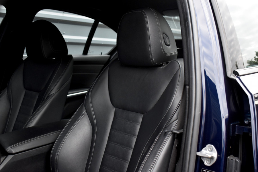 BMW 3 Serie 330e M Sport Individual | 19'' Wielen | Lederen Bekleding | CarPlay | Audio Media Pack | 1e Eigenaar |