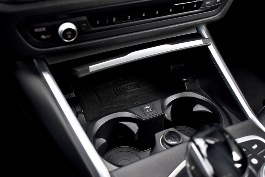 BMW 3 Serie 330e M Sport Individual | 19'' Wielen | Lederen Bekleding | CarPlay | Audio Media Pack | 1e Eigenaar |