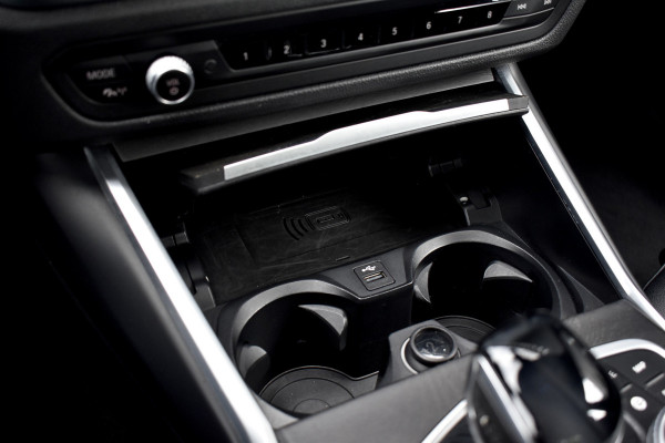 BMW 3 Serie 330e M Sport Individual | 19'' Wielen | Lederen Bekleding | CarPlay | Audio Media Pack | 1e Eigenaar |