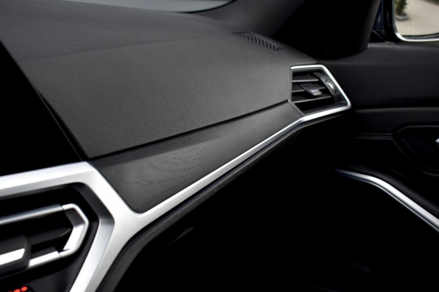 BMW 3 Serie 330e M Sport Individual | 19'' Wielen | Lederen Bekleding | CarPlay | Audio Media Pack | 1e Eigenaar |