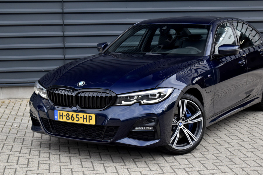 BMW 3 Serie 330e M Sport Individual | 19'' Wielen | Lederen Bekleding | CarPlay | Audio Media Pack | 1e Eigenaar |