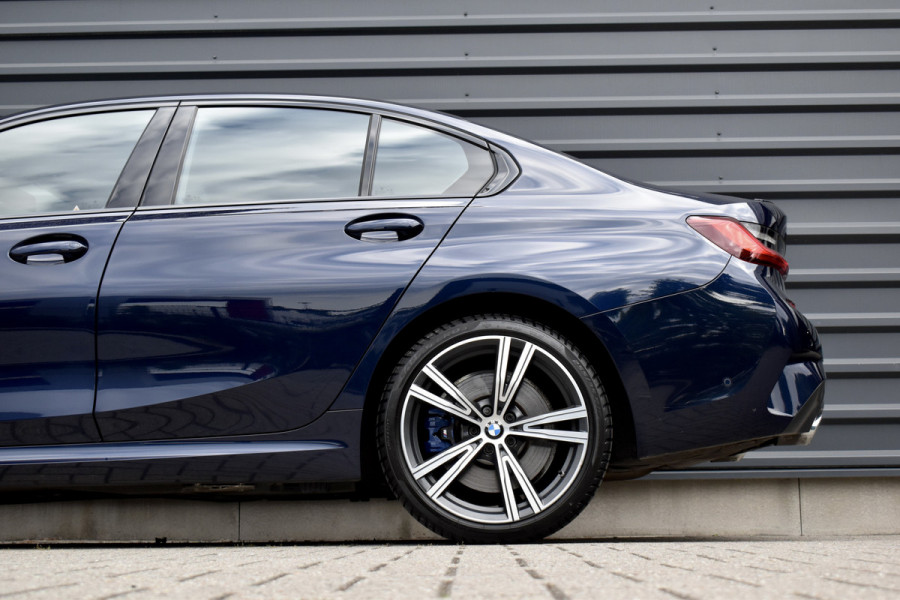 BMW 3 Serie 330e M Sport Individual | 19'' Wielen | Lederen Bekleding | CarPlay | Audio Media Pack | 1e Eigenaar |