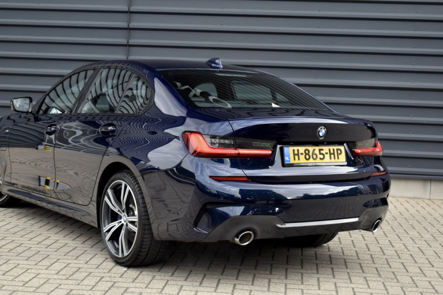 BMW 3 Serie 330e M Sport Individual | 19'' Wielen | Lederen Bekleding | CarPlay | Audio Media Pack | 1e Eigenaar |