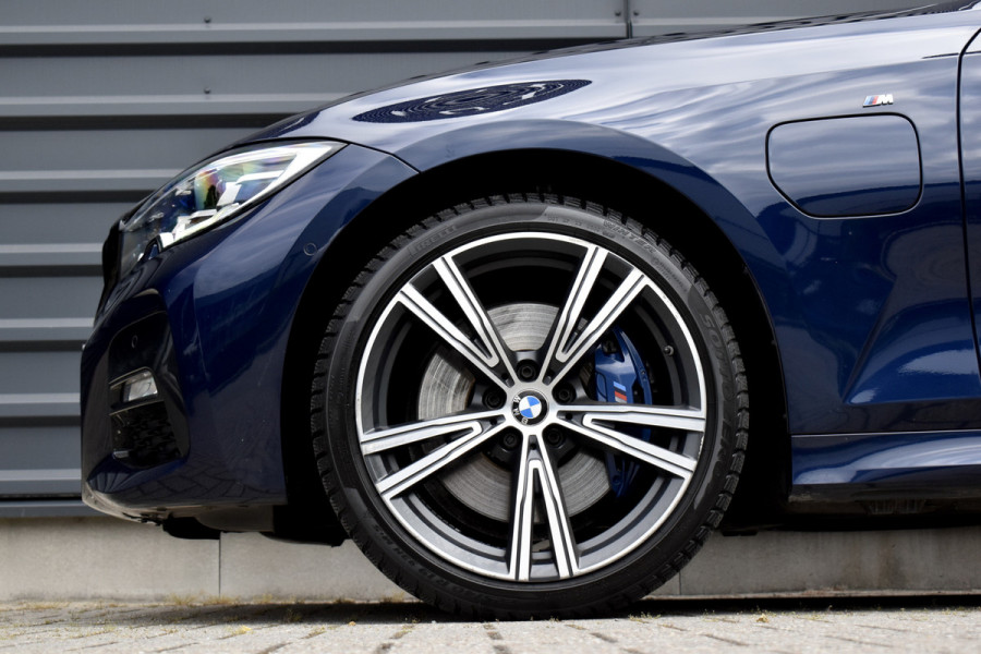 BMW 3 Serie 330e M Sport Individual | 19'' Wielen | Lederen Bekleding | CarPlay | Audio Media Pack | 1e Eigenaar |
