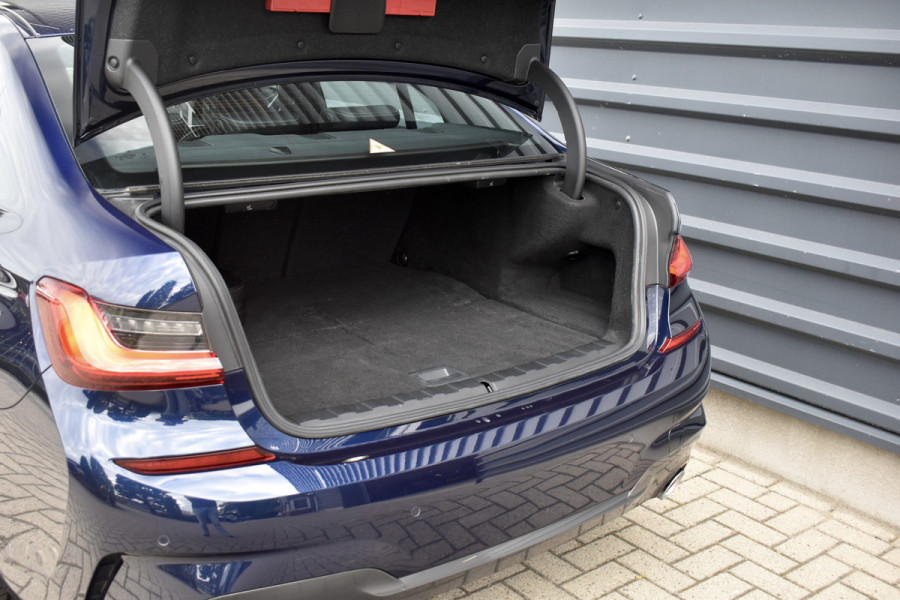 BMW 3 Serie 330e M Sport Individual | 19'' Wielen | Lederen Bekleding | CarPlay | Audio Media Pack | 1e Eigenaar |