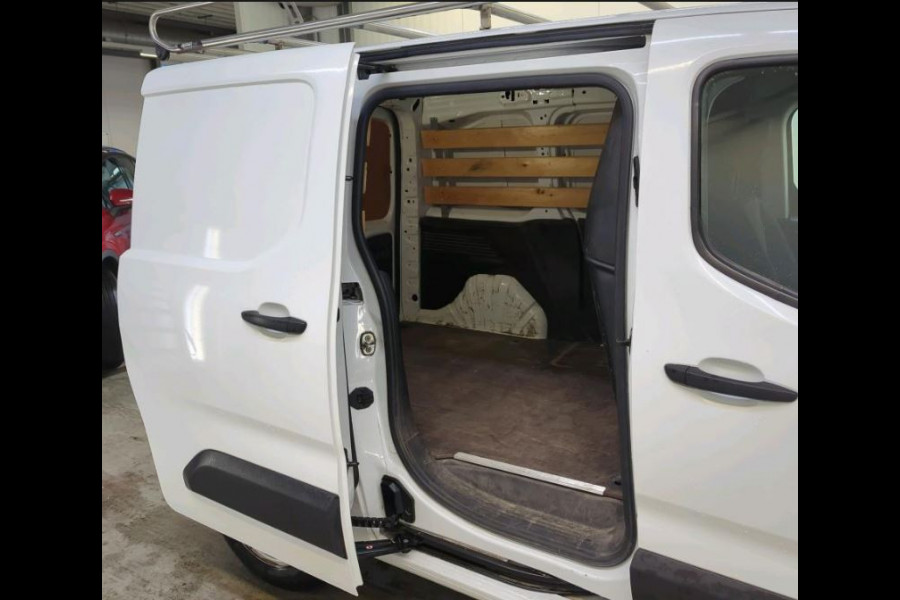 Citroën Berlingo 1.2 Benzine 111PK Euro6 / Distributie is vervangen / Trekhaak / RVS imperiaal  / Schuifdeur / Airco / Pdc./
