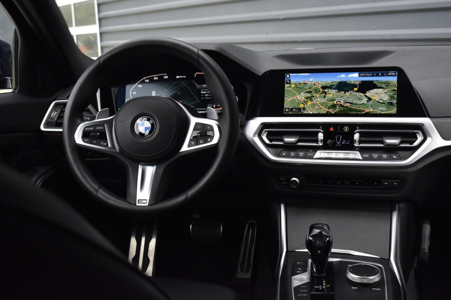 BMW 3 Serie 330e M Sport Individual | 19'' Wielen | Lederen Bekleding | CarPlay | Audio Media Pack | 1e Eigenaar |