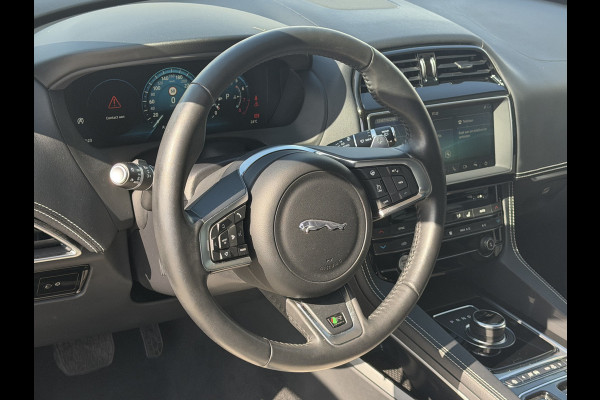 Jaguar F-Pace 2.0 Portfolio AWD AUTOMAAT / R Sport / Panorama Dak / Camera / 42000 KM  / 1 e eig