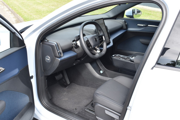 Volvo EX30 Extended Range 272PK Core 69 kWh | All season | Stoelverwarming | Stuurverwarming | ACC | Blis