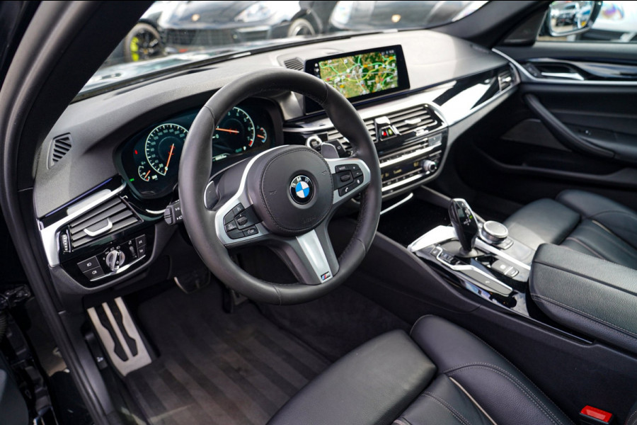BMW 5 Serie Touring 520i High Executive | M-Pakket | Harman/Kardon | Panorama | Camera | Head up Display | LED | Trekhaak |