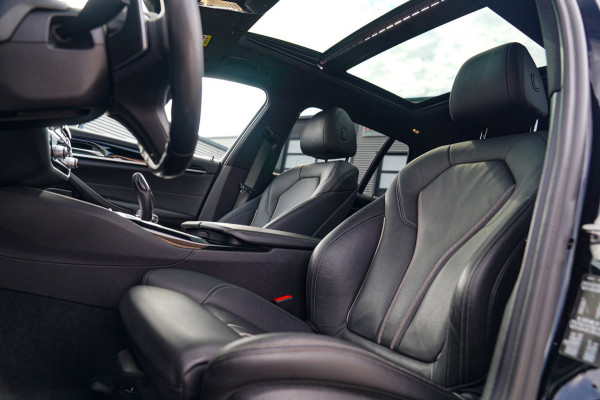 BMW 5 Serie Touring 520i High Executive | M-Pakket | Harman/Kardon | Panorama | Camera | Head up Display | LED | Trekhaak |