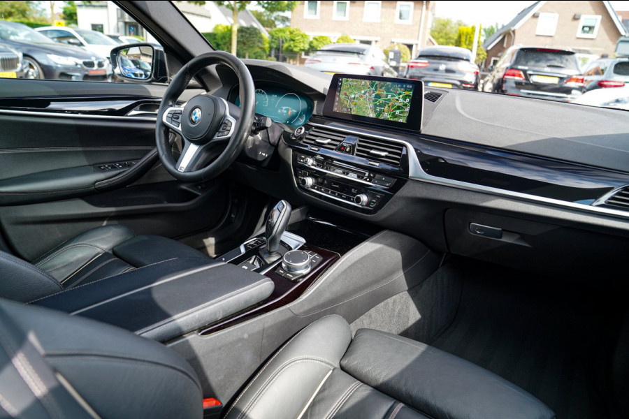 BMW 5 Serie Touring 520i High Executive | M-Pakket | Harman/Kardon | Panorama | Camera | Head up Display | LED | Trekhaak |