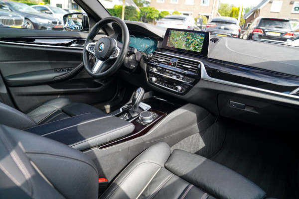 BMW 5 Serie Touring 520i High Executive | M-Pakket | Harman/Kardon | Panorama | Camera | Head up Display | LED | Trekhaak |