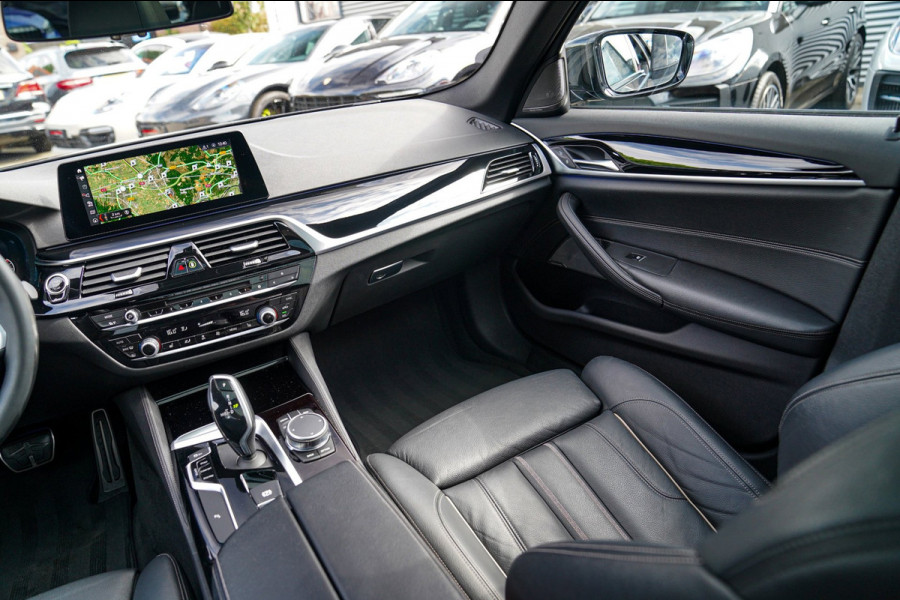 BMW 5 Serie Touring 520i High Executive | M-Pakket | Harman/Kardon | Panorama | Camera | Head up Display | LED | Trekhaak |