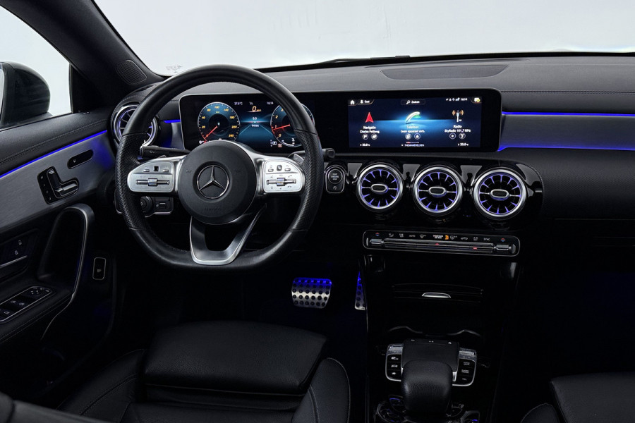 Mercedes-Benz CLA-Klasse 200 Premium Plus (SFEERVERLICHTING, PANORAMADAK, ELEKT. VERST. STOELEN, GOED ONDERHOUDEN, CAMERA)