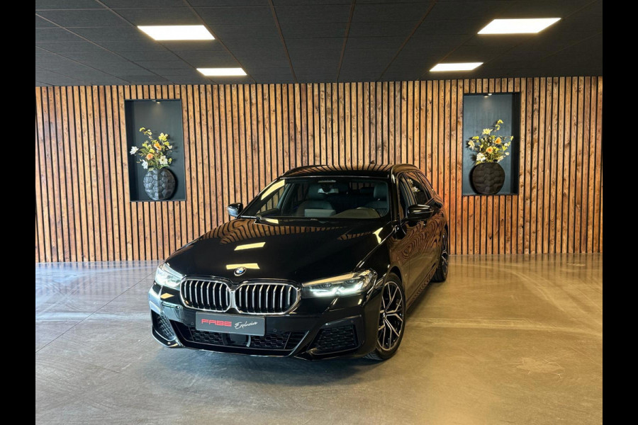 BMW 5 Serie Touring 520d Business Edition Plus / Camera / Stuurverwarming / Sfeerverlichting / Carplay / DAB / Leder