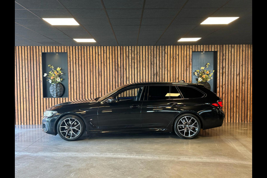 BMW 5 Serie Touring 520d Business Edition Plus / Camera / Stuurverwarming / Sfeerverlichting / Carplay / DAB / Leder