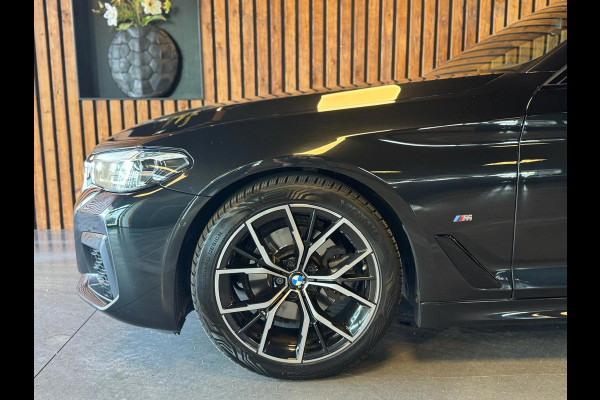 BMW 5 Serie Touring 520d Business Edition Plus / Camera / Stuurverwarming / Sfeerverlichting / Carplay / DAB / Leder
