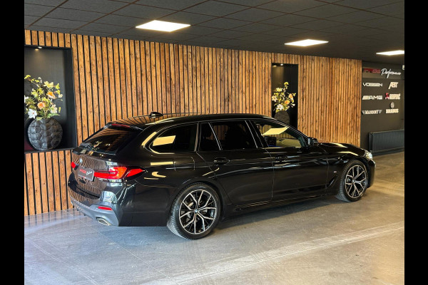 BMW 5 Serie Touring 520d Business Edition Plus / Camera / Stuurverwarming / Sfeerverlichting / Carplay / DAB / Leder