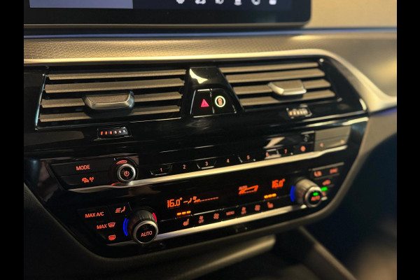 BMW 5 Serie Touring 520d Business Edition Plus / Camera / Stuurverwarming / Sfeerverlichting / Carplay / DAB / Leder