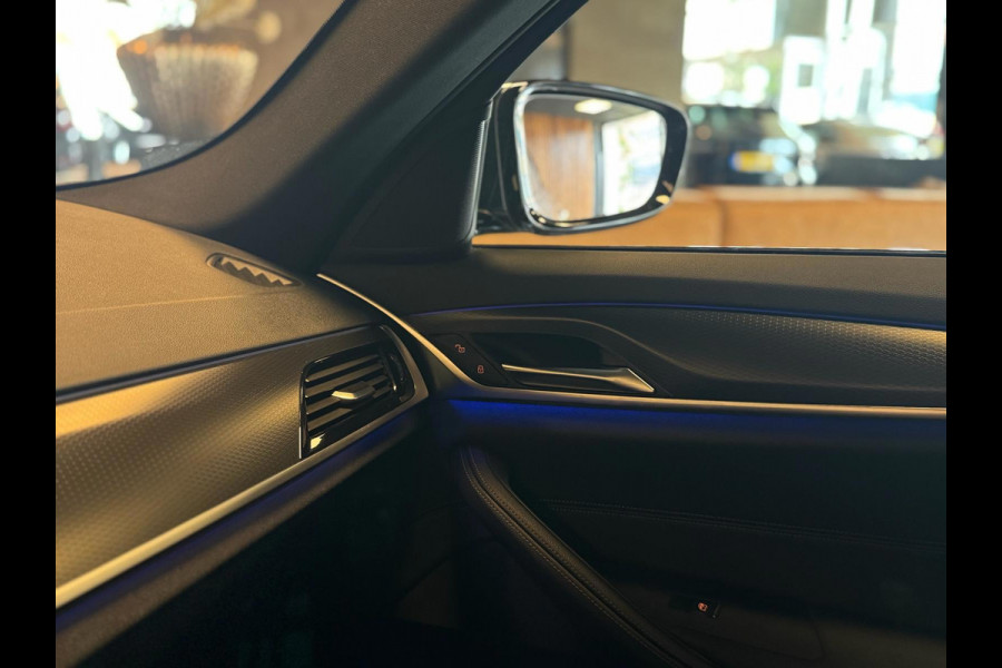BMW 5 Serie Touring 520d Business Edition Plus / Camera / Stuurverwarming / Sfeerverlichting / Carplay / DAB / Leder