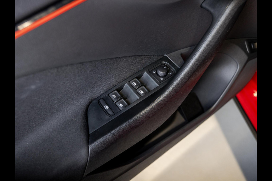 Škoda Kamiq 1.5 TSI ACT Monte Carlo / 150pk / Panorama dak / Achteruitrij camera / Stoel en stuur verwarming /