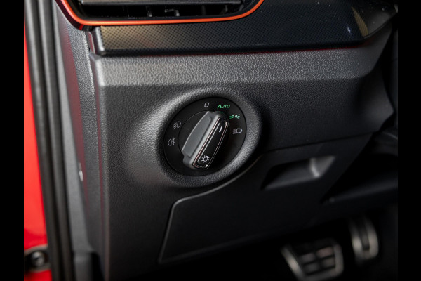 Škoda Kamiq 1.5 TSI ACT Monte Carlo / 150pk / Panorama dak / Achteruitrij camera / Stoel en stuur verwarming /