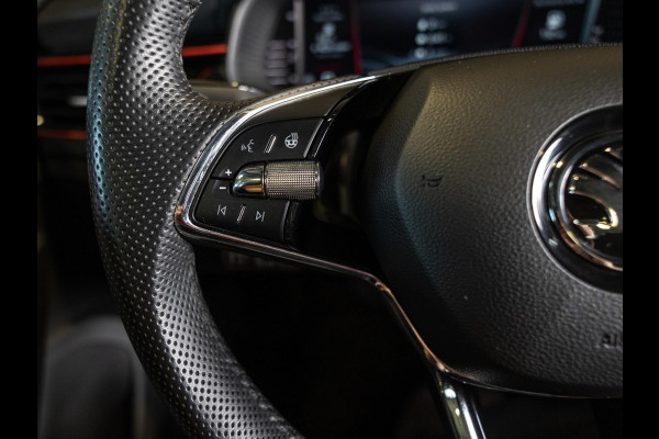 Škoda Kamiq 1.5 TSI ACT Monte Carlo / 150pk / Panorama dak / Achteruitrij camera / Stoel en stuur verwarming /
