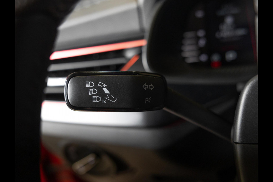 Škoda Kamiq 1.5 TSI ACT Monte Carlo / 150pk / Panorama dak / Achteruitrij camera / Stoel en stuur verwarming /