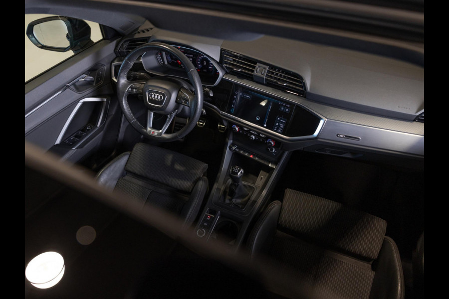 Audi Q3 35 TFSI 2x S-Line edition / 150pk / Panorama dak / Dodehoek herkenning /