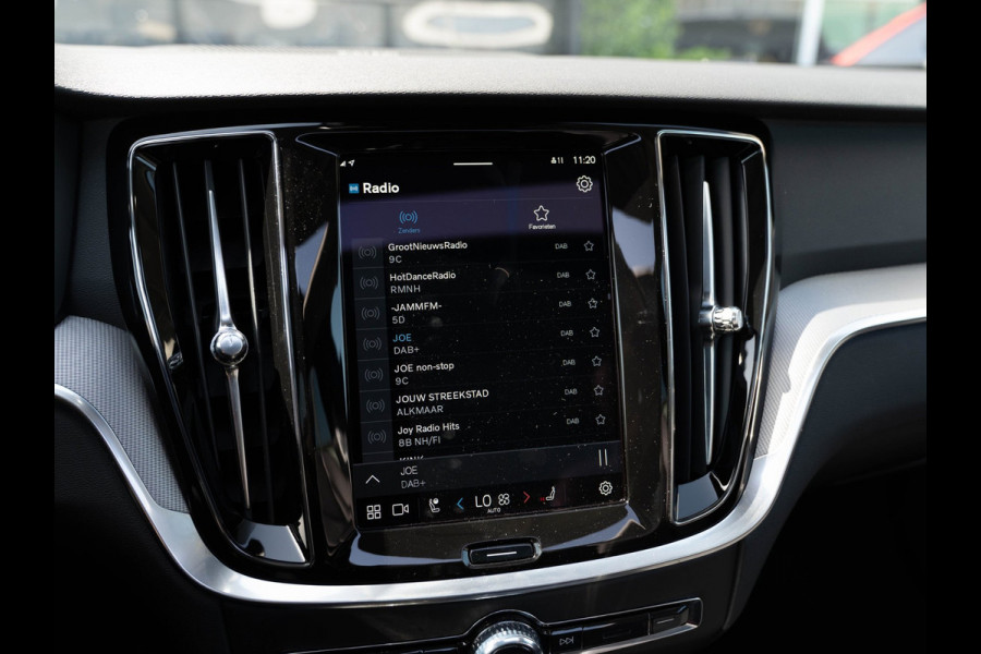 Volvo V60 2.0 T6 Plug-in hybrid AWD Plus Dark | Pano | Surround View | H/K Sound