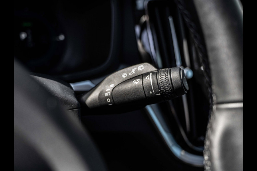 Volvo V60 2.0 T6 Plug-in hybrid AWD Plus Dark | Pano | Surround View | H/K Sound