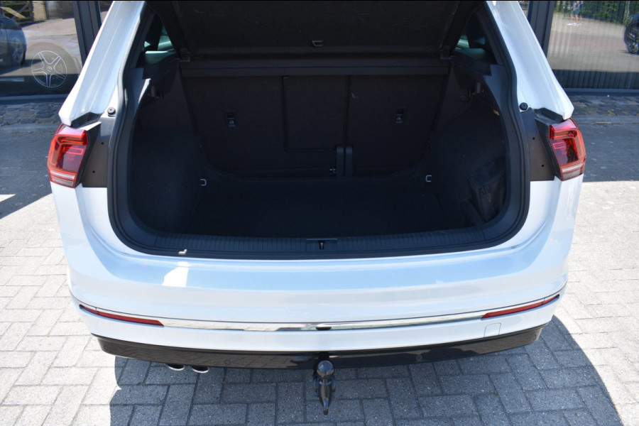 Volkswagen Tiguan 1.5 TSI ACT R-Line | TREKHAAK | CAMERA | STOELVERWARMING | NAP | PANORAMADAK
