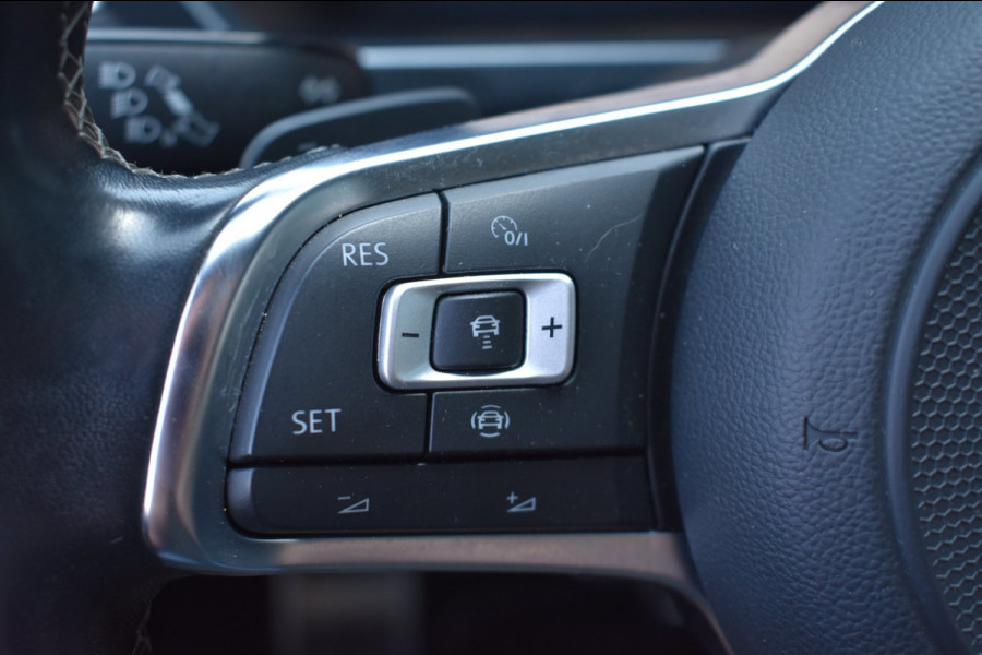 Volkswagen Tiguan 1.5 TSI ACT R-Line | TREKHAAK | CAMERA | STOELVERWARMING | NAP | PANORAMADAK