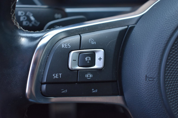Volkswagen Tiguan 1.5 TSI ACT R-Line | TREKHAAK | CAMERA | STOELVERWARMING | NAP | PANORAMADAK