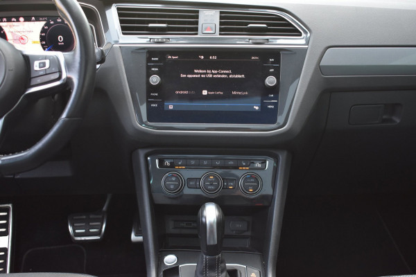 Volkswagen Tiguan 1.5 TSI ACT R-Line | TREKHAAK | CAMERA | STOELVERWARMING | NAP | PANORAMADAK