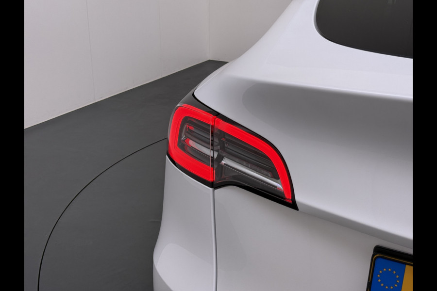 Tesla Model Y Long Range AWD 75kWh SOH 94% Warmtepomp AI-Computer Traffic Aware Adap.Cruise Leder Panoramadak Navi Ecc Camera Stoel+Stuurverwa Privacy Glas Lmv Elek.Achterklep Led Elek.Stoelen+Memory 4WD Fabrieksgarantie tot 15-02-2027 - Garantie op de Accu+Motor tot 15-2-2031/192.000km