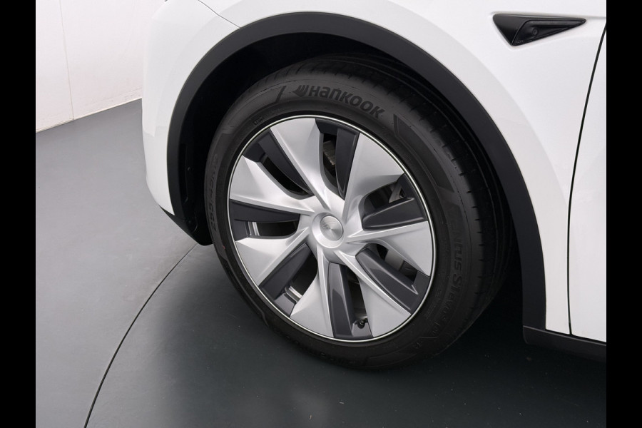 Tesla Model Y Long Range AWD 75kWh SOH 94% Warmtepomp AI-Computer Traffic Aware Adap.Cruise Leder Panoramadak Navi Ecc Camera Stoel+Stuurverwa Privacy Glas Lmv Elek.Achterklep Led Elek.Stoelen+Memory 4WD Fabrieksgarantie tot 15-02-2027 - Garantie op de Accu+Motor tot 15-2-2031/192.000km